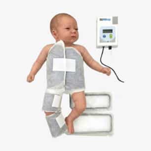 Babydukke iført BiliWrap-løsning til fototerapi.