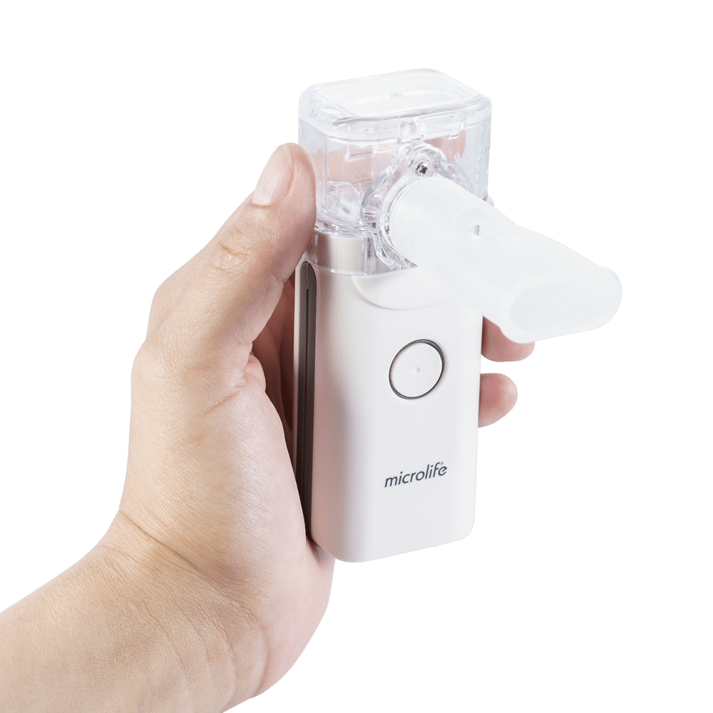 Hånd holder en Microlife NEB 900 genopladelig mesh forstøver.